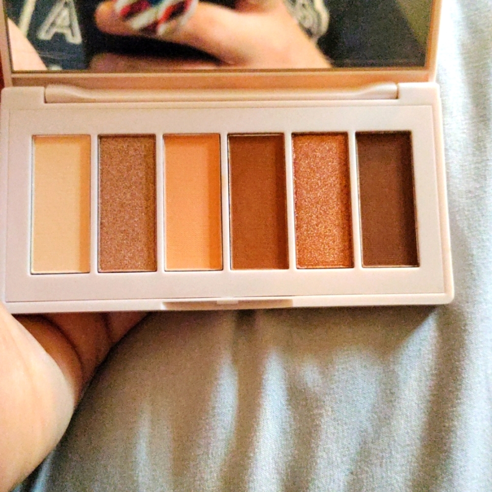 Eyeshadow palette neutral and shimmery